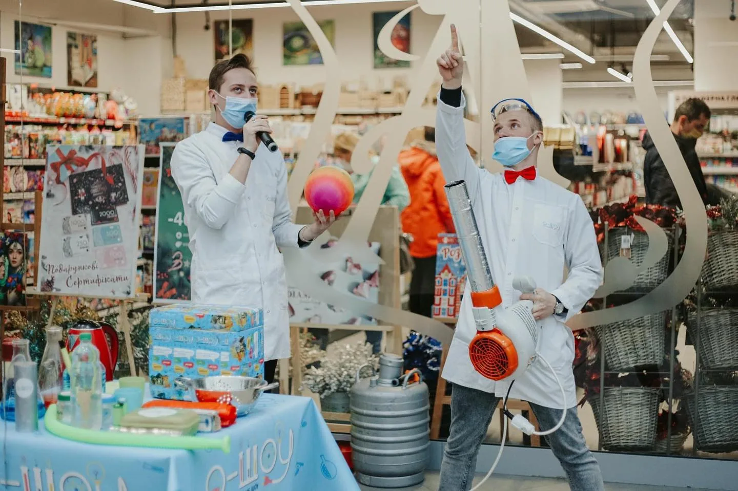 Виступ О-ШОУ у торговому центрі з бренд-атрибутикою